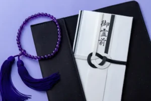 茨木市の「家族葬」で後悔しないために。香典の辞退方法と、会葬返礼品(粗供養)の適切な準備数